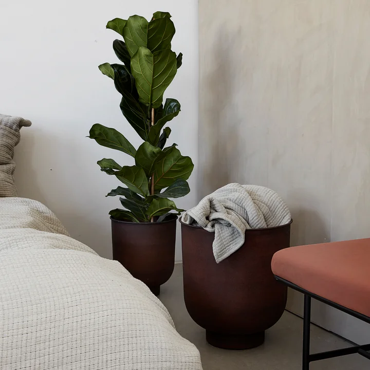 Les pots à plantes Vig, burnt henna (set de 2) de House Doctor comme rangement pour le linge