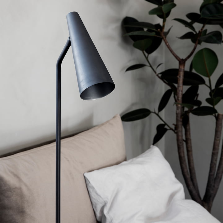 Le lampadaire Precise, noir mat de House Doctor s'intègre dans toutes les ambiances grâce à sa forme élancée