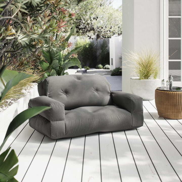 Le canapé Hippo OUT de Karup Design sur la terrasse en bois