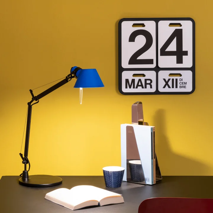 Lampe de table Tolomeo Micro Bicolor par Artemide sur le bureau