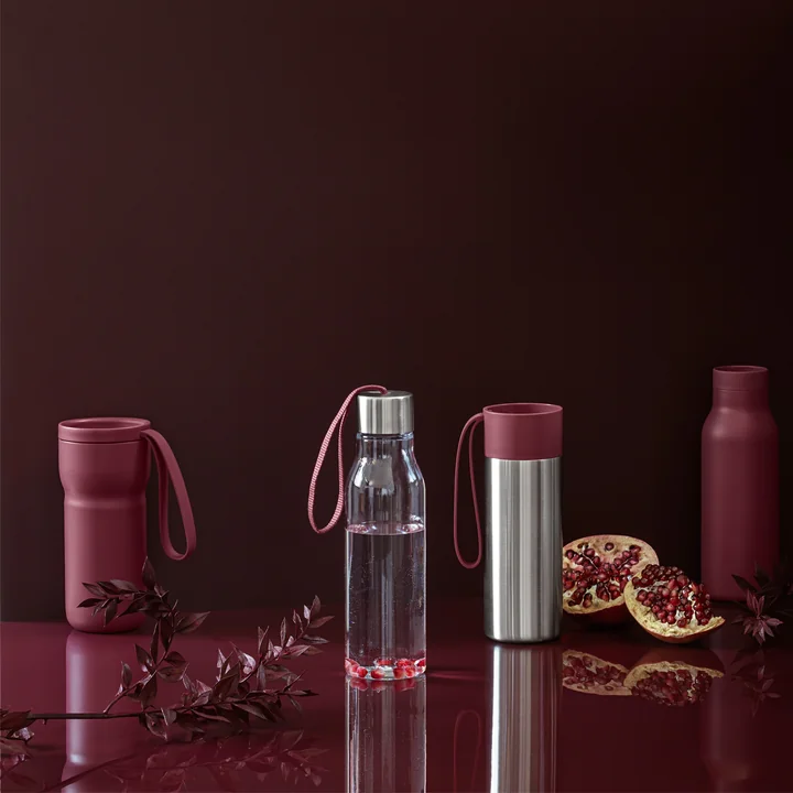 Le gobelet isotherme Nordic Kitchen en combinaison avec d'autres bouteilles et récipients isothermes en pomegranate de Eva Solo