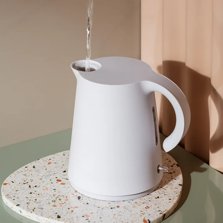 La bouilloire Rise d' Eva Solo utilisée dans la cuisine