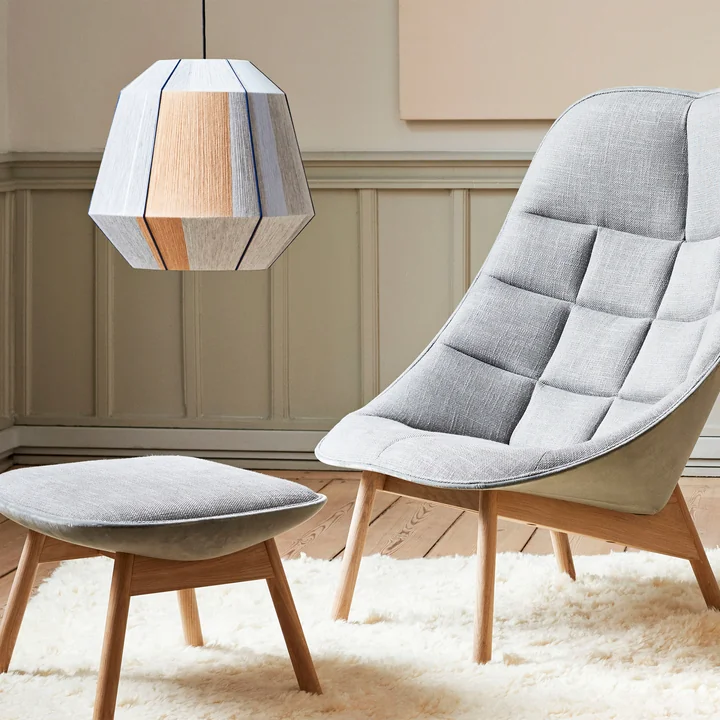 Bonbon L'abat-jour L, Ø 50 x H 46 cm, tons terre de HAY au-dessus d'un coin salon confortable