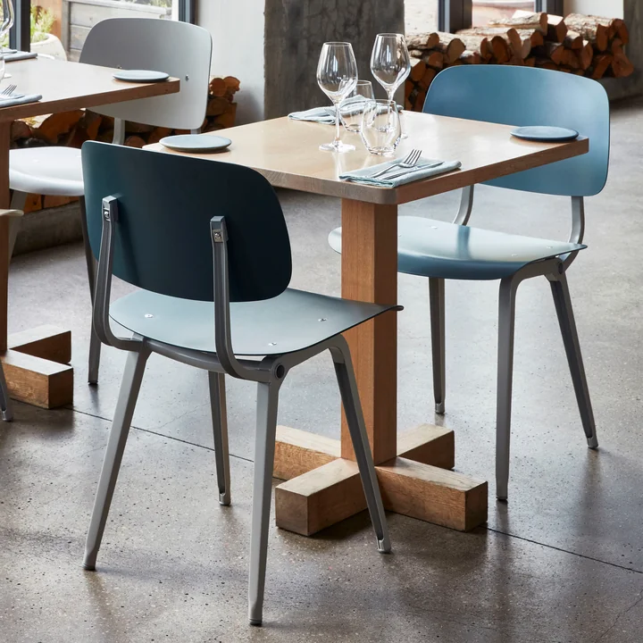 La chaise Revolt de HAY dans un cadre commercial