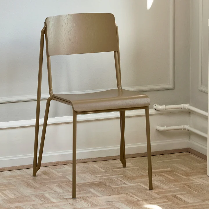 La chaise Petit Standard, clay / clay de HAY dans une pièce avec beaucoup d'éléments en bois