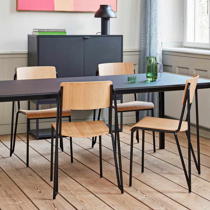 La chaise Petit Standard, noir / chêne laqué mat par Hay dans la salle à manger avec beaucoup d'éléments en bois