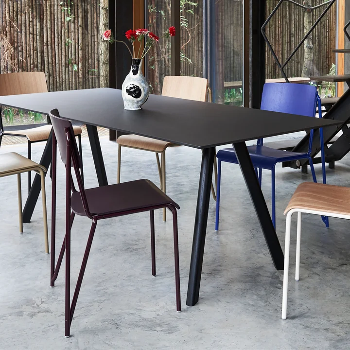 La chaise Petit Standard de HAY en différentes versions à la table à manger