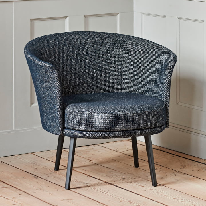 Le fauteuil Dorso, acier peint par poudrage, fairway bleu foncé (308-288) par Hay dans le salon avec beaucoup de bois