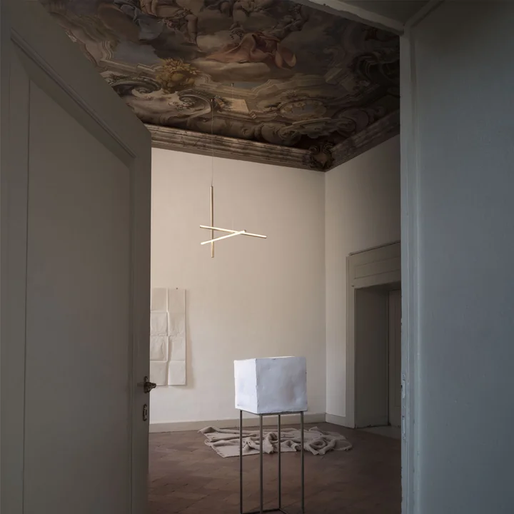 La suspension LED Coordinates dans une ambiance de musée