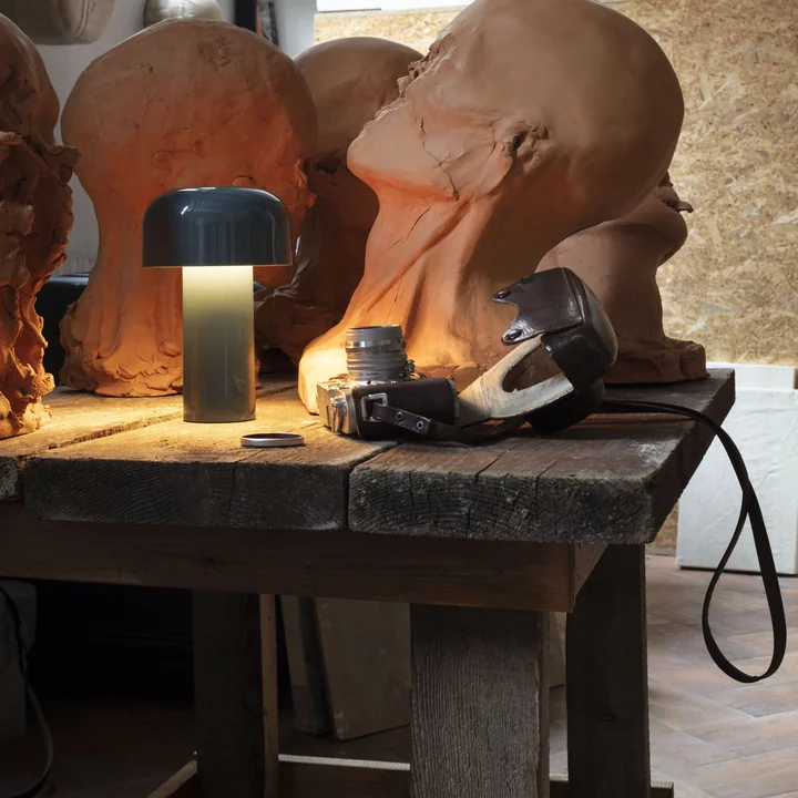 La lampe de bureau LED Bellhop de Flos dans l'atelier