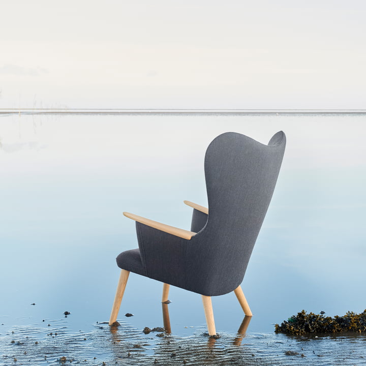 Le CH78 Mama Bear Lounge Chair de Carl Hansen en plein air au bord de l'eau