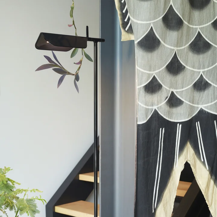 Le lampadaire LED Tab F comme un accroche-regard discret dans le salon