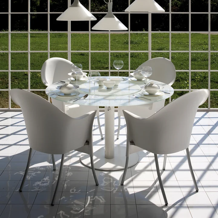 La chaise à accoudoirs Lord Yo à l'extérieur