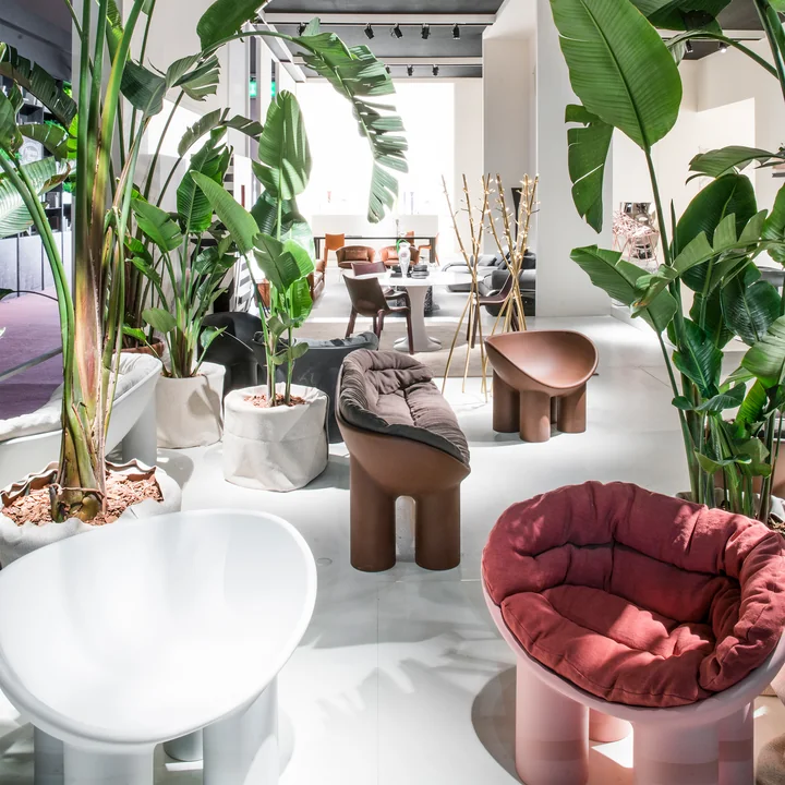 Roly Poly, Canapé et fauteuil de Driade dans la jungle urbaine