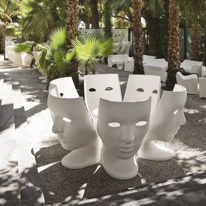 Le fauteuil Nemo , blanc de Driade à l'extérieur