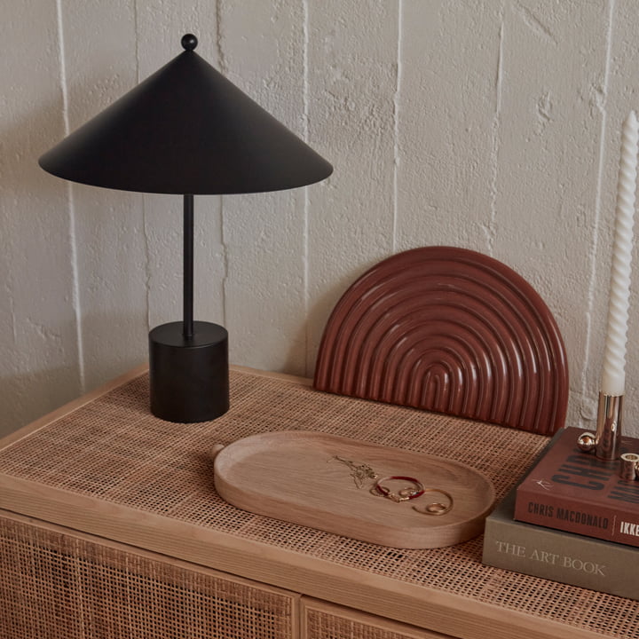 Le plateau en bois Inka de OYOY sur une commode en bois