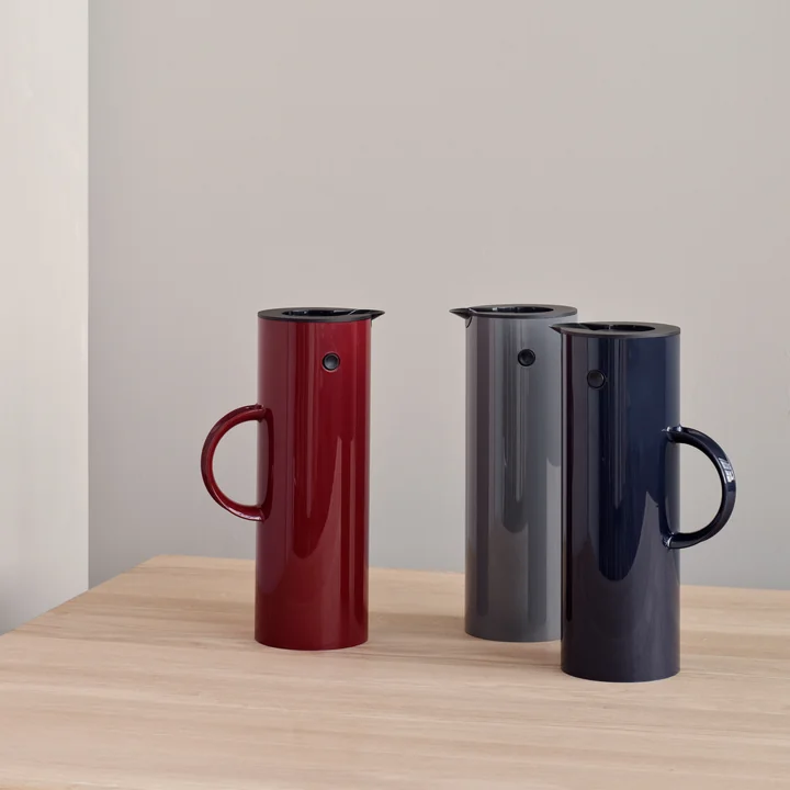 La verseuse isolante Classics EM 77 de Stelton dans ses différentes couleurs