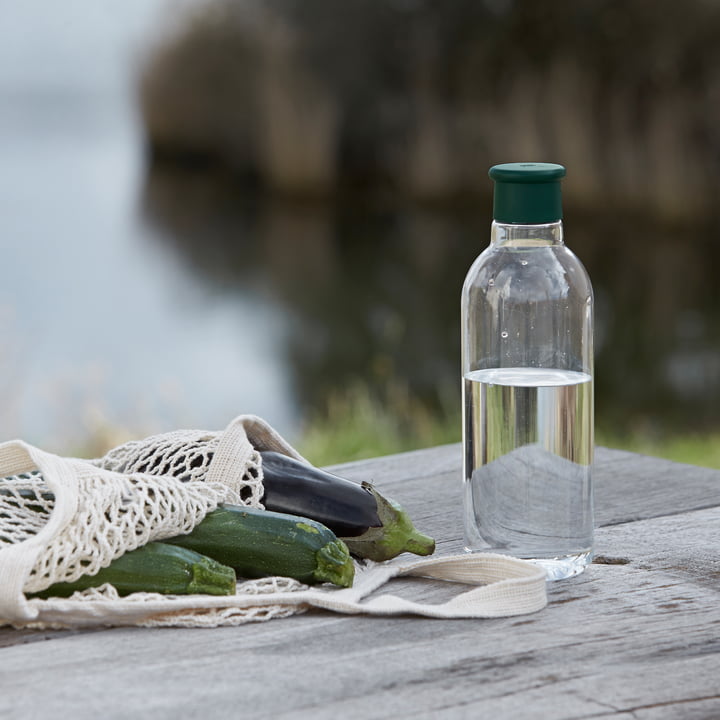 La bouteille d'eau Drink-It de Rig-Tig by Stelton sur une passerelle en bois