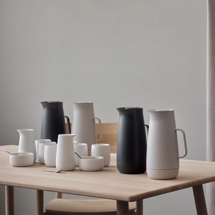 La cruche à vide Foster Stelton dans ses différentes versions avec bols et cruches sur la table