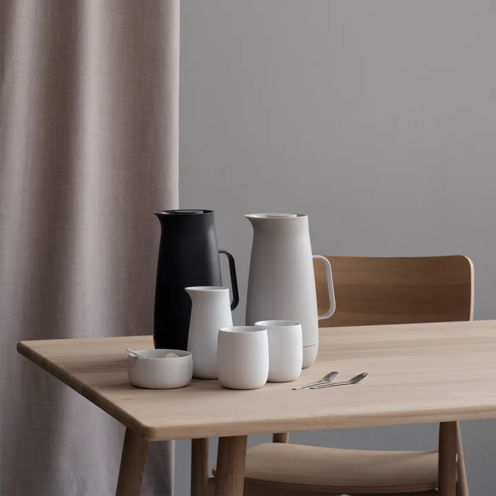 La cruche à vide Foster Stelton dans ses différentes versions sur la table