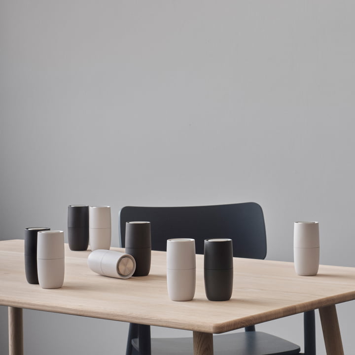 Le moulin à sel et à poivre de Stelton Foster dans ses différentes versions sur la table