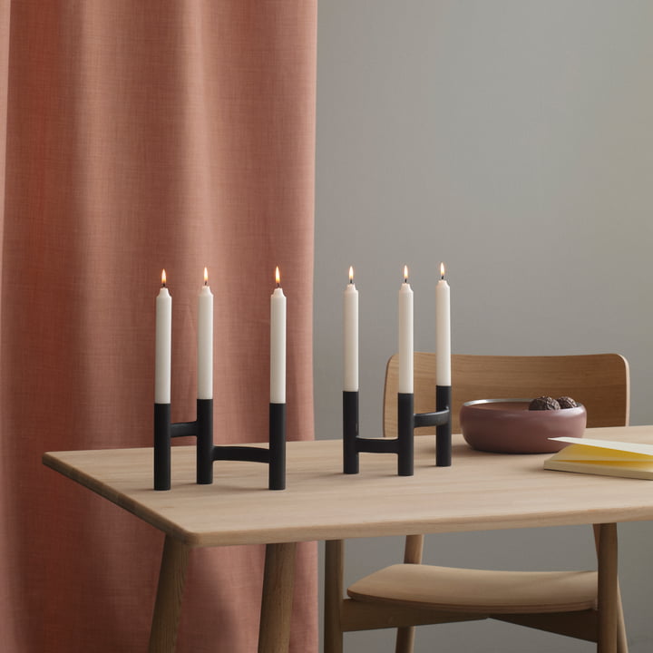 Le bougeoir à trois bras de Stelton en combinaison sur la table