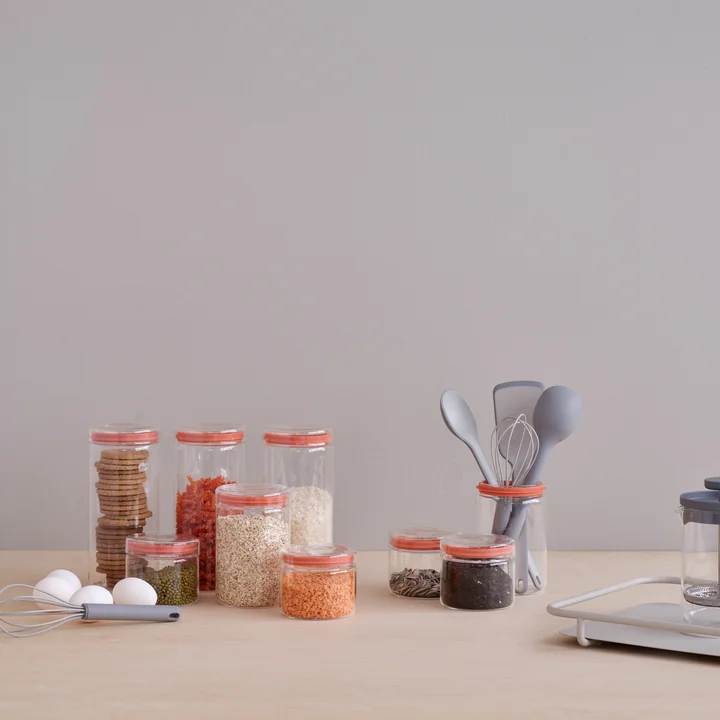 Les ustensiles de cuisine Cook-It de Rig-Tig by Stelton avec des ingrédients de cuisine sur la table