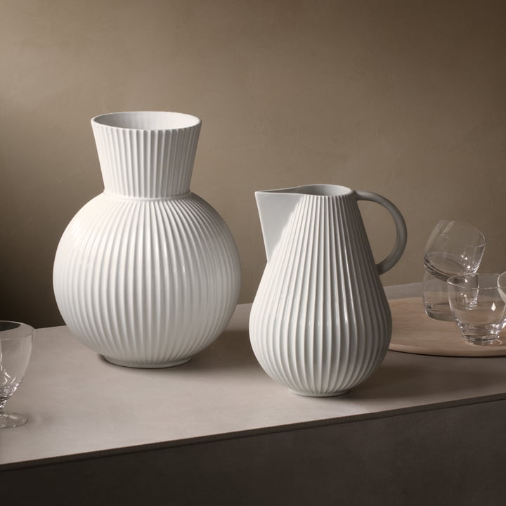 Le vase Lyngby Tura Jug à côté du vase Tura, blanc de Lyngby Porcelæn sur la table