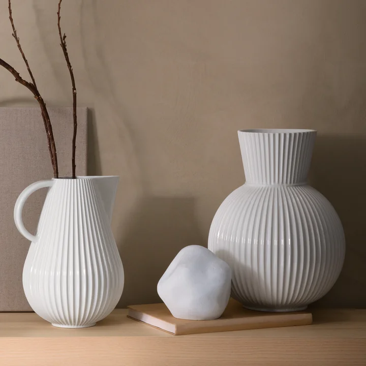 Le vase Lyngby Tura Jug et le vase Tura, blanc de Lyngby Porcelæn entre autres objets décoratifs
