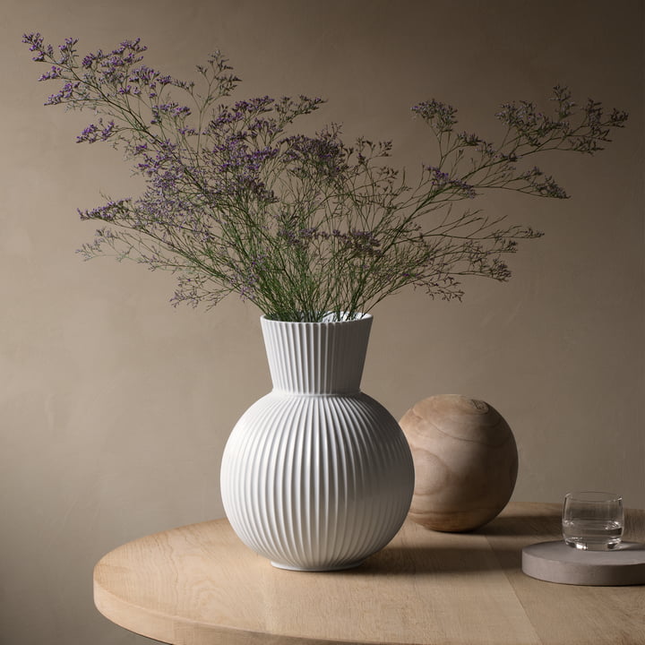 Le vase Lyngby Tura, H 34 cm, blanc de Lyngby Porcelæn parmi d'autres objets décoratifs sur une table d'appoint