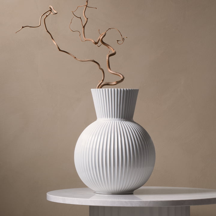 Le vase Lyngby Tura, H 34 cm, blanc de Lyngby Porcelæn sur une table d'appoint en pierre