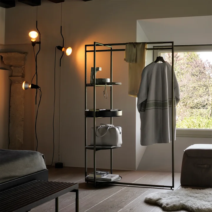 Le site Parentesi Spot de plafond de Flos dans le vestiaire