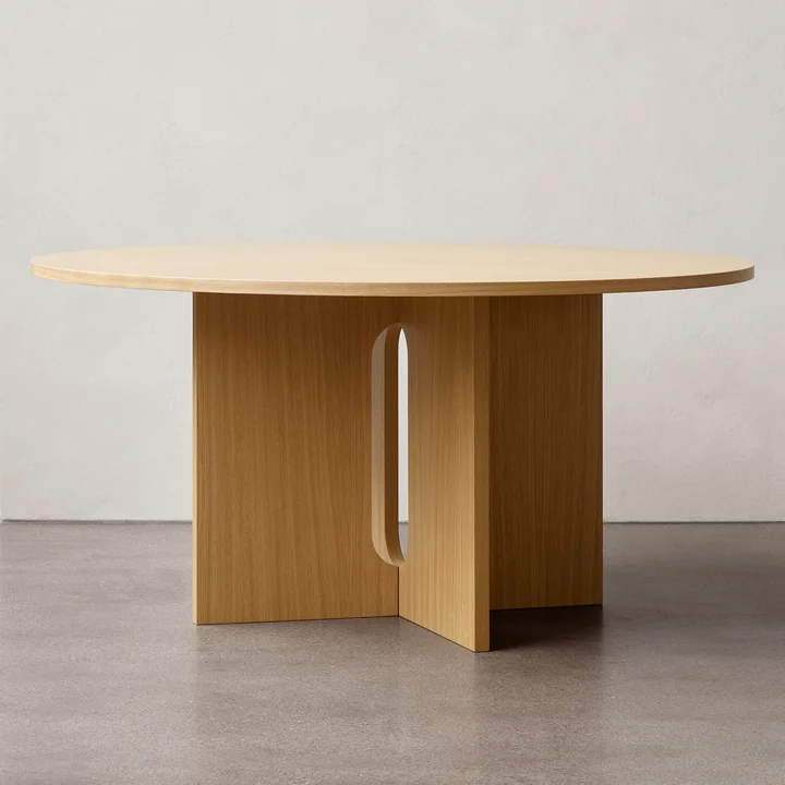 La table de salle à manger Androgyne Ø 150 cm, chêne naturel de Audo séduit par la pureté de ses lignes.