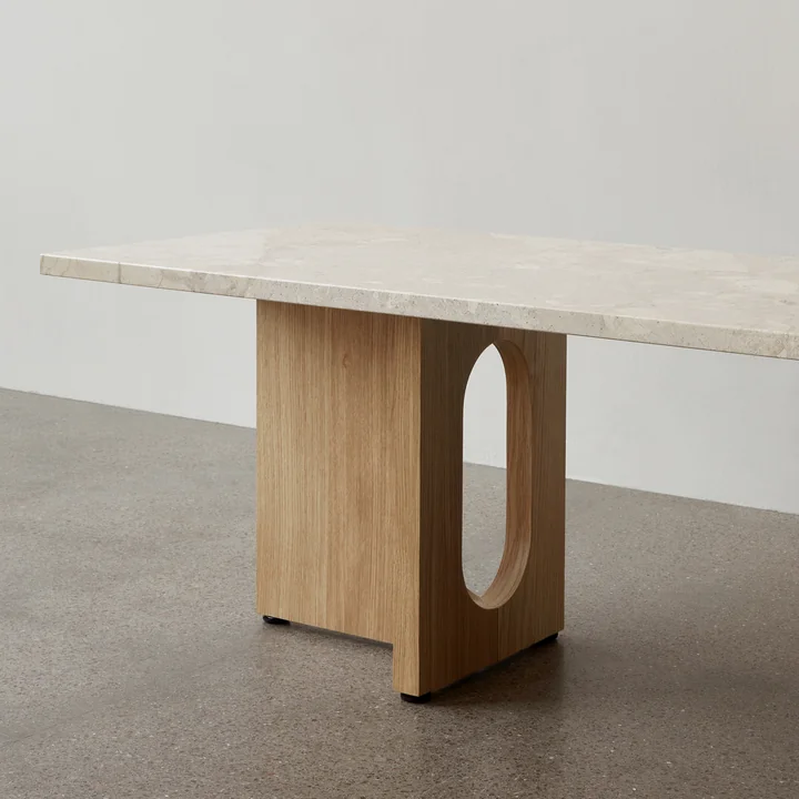 La table basse Androgyne 120 x 45 cm, chêne naturel / Kunis Breccia sable de Audo convainc par ses formes artistiques.