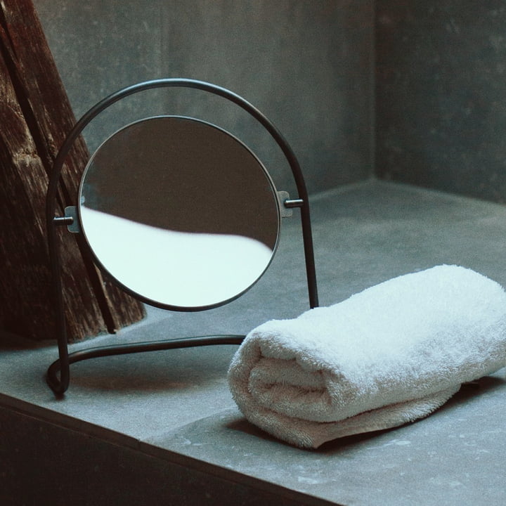 Le miroir de table Nimbus, laiton bronze de Audo dans la salle de bain