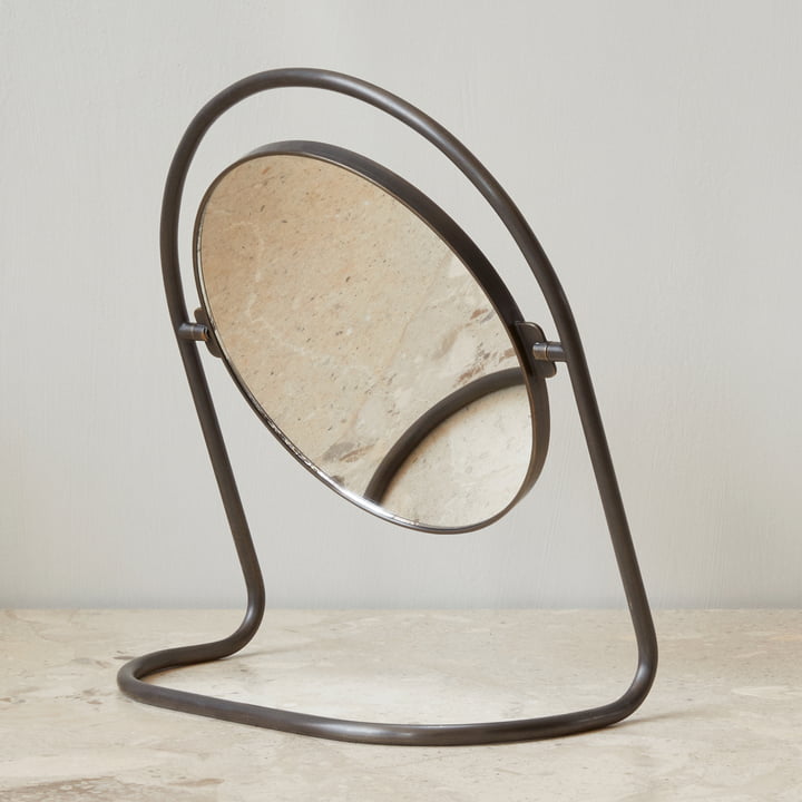 Le miroir de table Nimbus, laiton bronze de Audo séduit par sa structure incurvée.