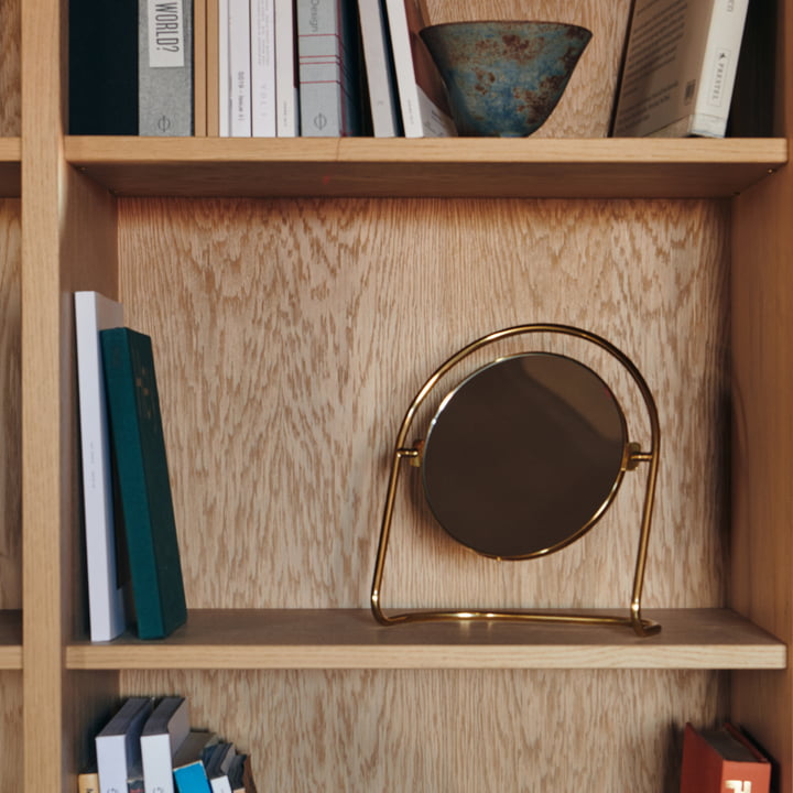 Le miroir de table Nimbus, laiton doré de Audo dans une étagère murale