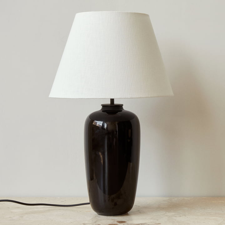 La lampe de table Torso, noir / blanc cassé de Audo convainc par le contraste de ses matériaux