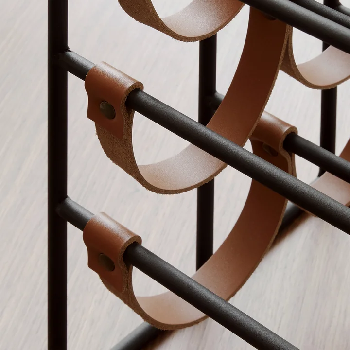 Le casier à vin Umanoff pour 8 bouteilles, acier noir (RAL 9005) / cuir brun de Audo