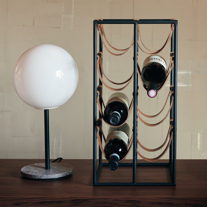 Le casier à vin Umanoff pour 8 bouteilles, acier noir (RAL 9005) / cuir brun de Audo au design industriel
