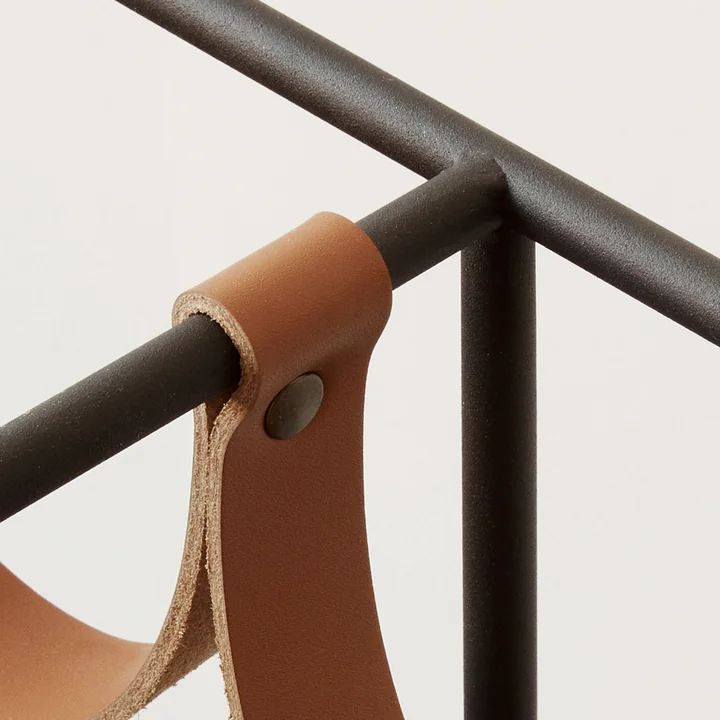 Le casier à vin Umanoff pour 8 bouteilles, acier noir (RAL 9005) / cuir brun de Audo