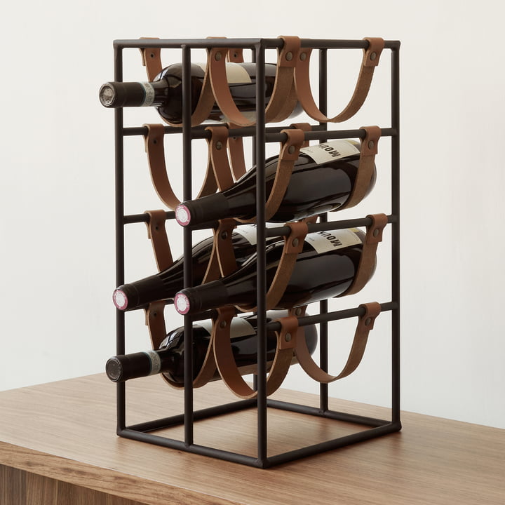 Le casier à vin Umanoff pour 8 bouteilles, acier noir (RAL 9005) / cuir brun de Audo a été conçu par Arthur Umanoff.