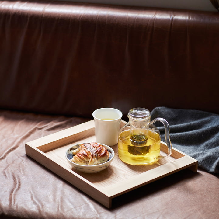 Le No. 10 Tray de Skagerak comme plateau de petit déjeuner avec thé et petits pains