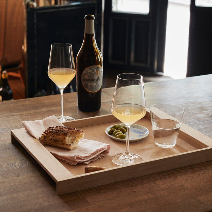 Le No. 10 Tray de Skagerak comme plateau pour le vin, les verres à vin et les amuse-gueules