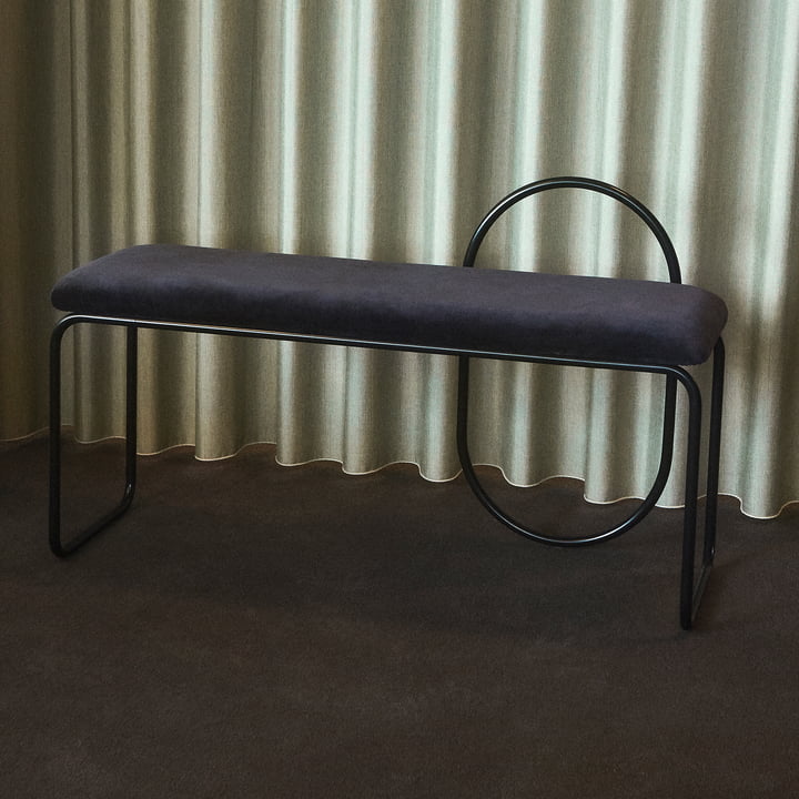 Le banc Angui de AYTM avec une assise noire en velours de coton