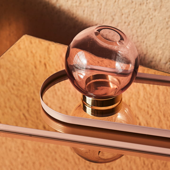 Le Globe vase d' AYTM in rose sur une table miroir