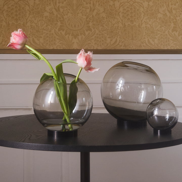 Le Globe vase de AYTM dans ses différentes tailles sur une table d'appoint noire