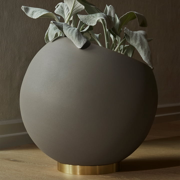 Le pot de fleurs The Globe AYTM en taupe