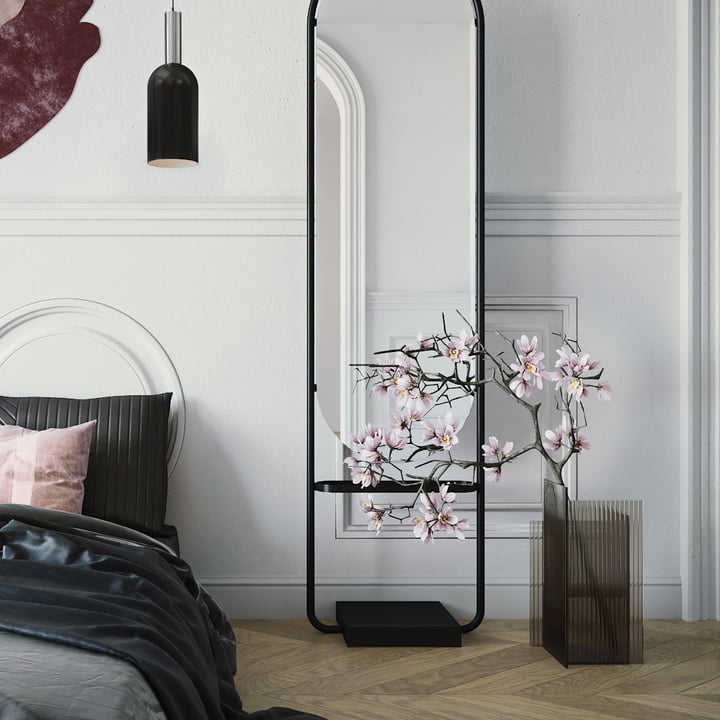 Le Flos vase de AYTM la chambre à côté du miroir au sol