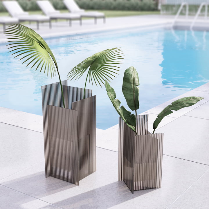 Le Flos vase de AYTM dans ses différentes tailles en plein air au bord d'une piscine